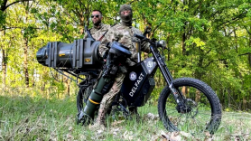 Ucraina: Modul isteț în care militarii se apropie rapid, nedetectați, de blindatele rusești